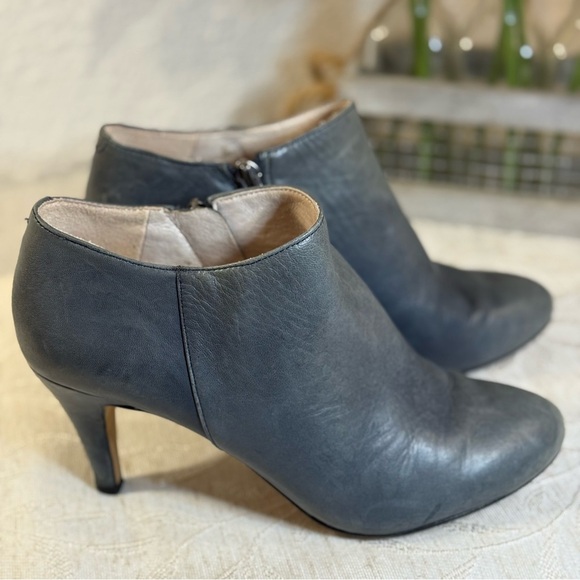 Gray Vince Camuto VC-Vibe Heeled Ankle Bootie. Inside zip. Size 5 Women’s - Picture 4 of 11